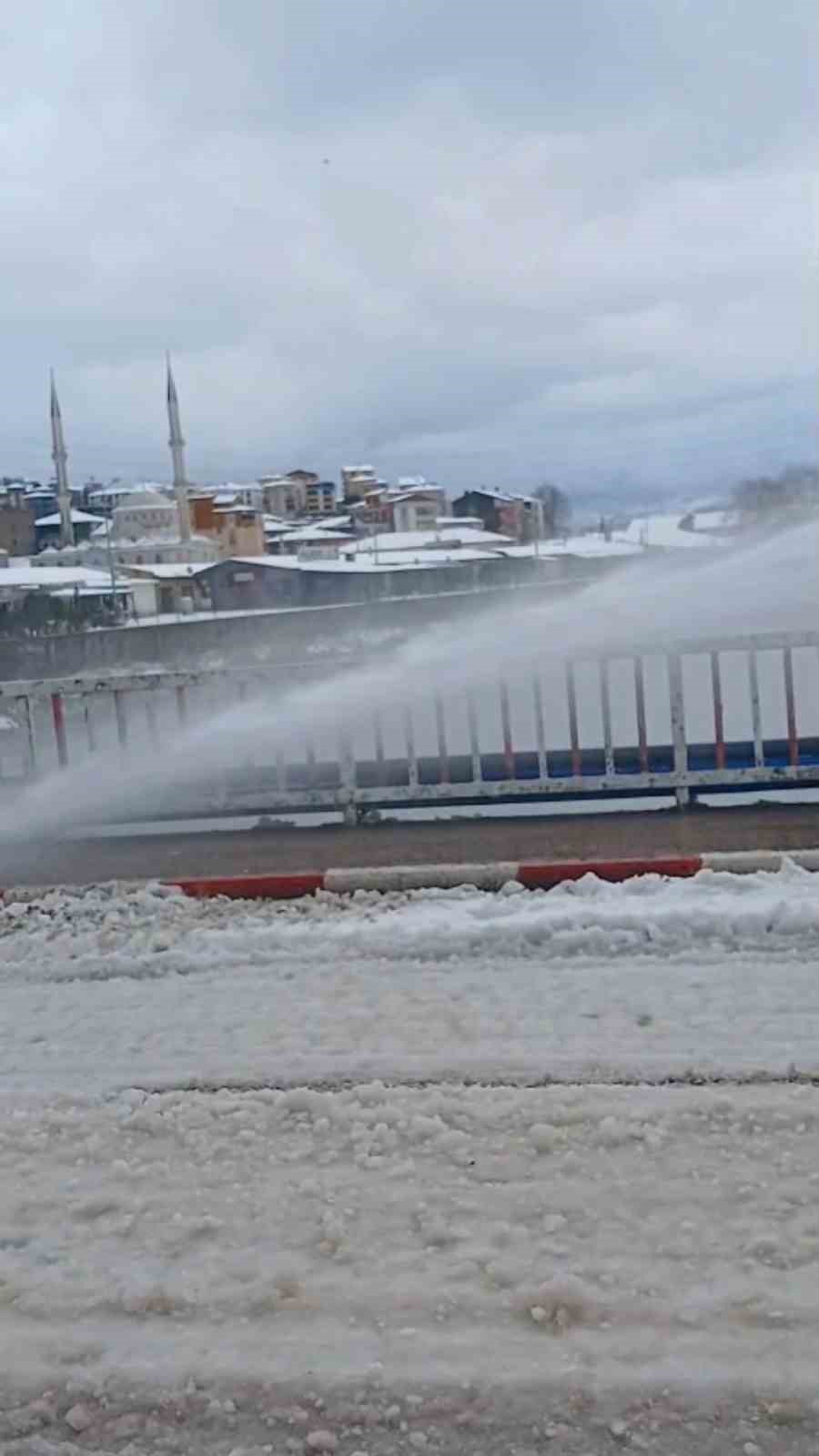 karla kapanan yollar deniz suyuyla aciliyor 3 gUmAyHFU