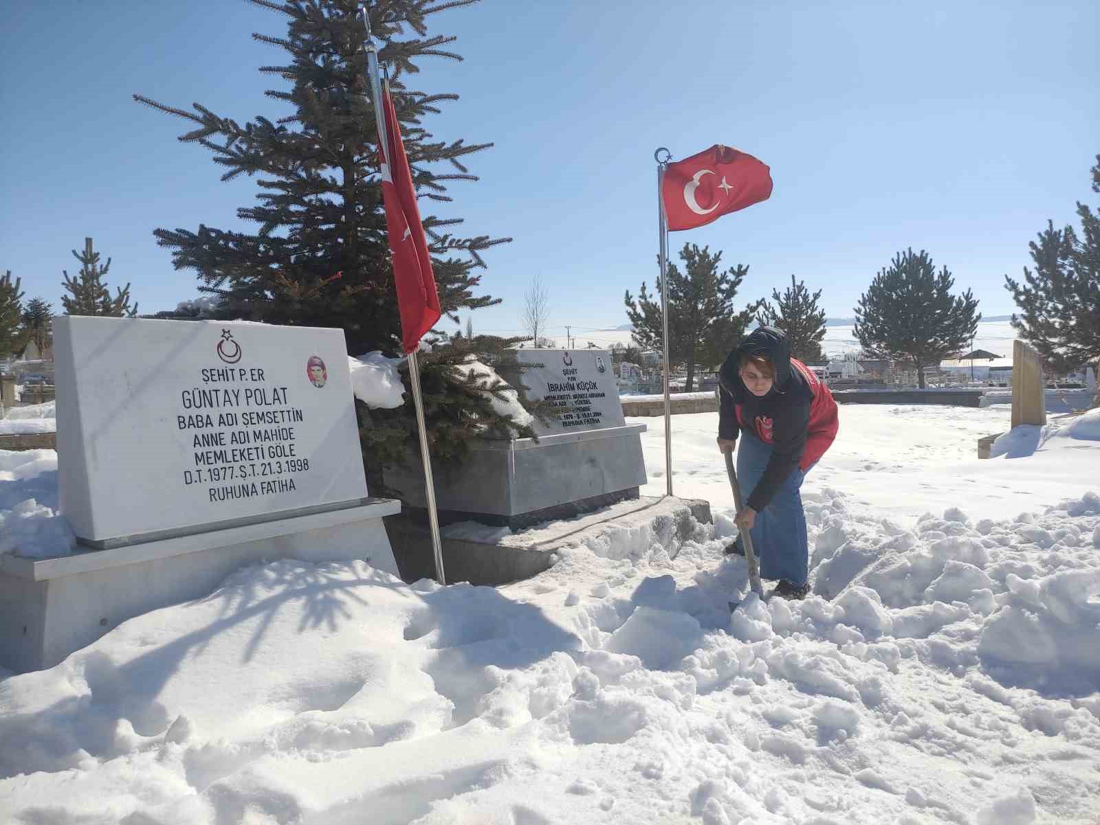 karla kaplanan sehitlikte temizlik yaptilar 0 KTvUcZ2T
