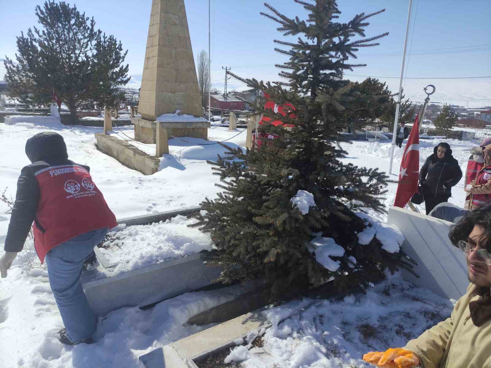 karla kaplanan sehitlikte temizlik yaptilar 1 wUFBvQ5I