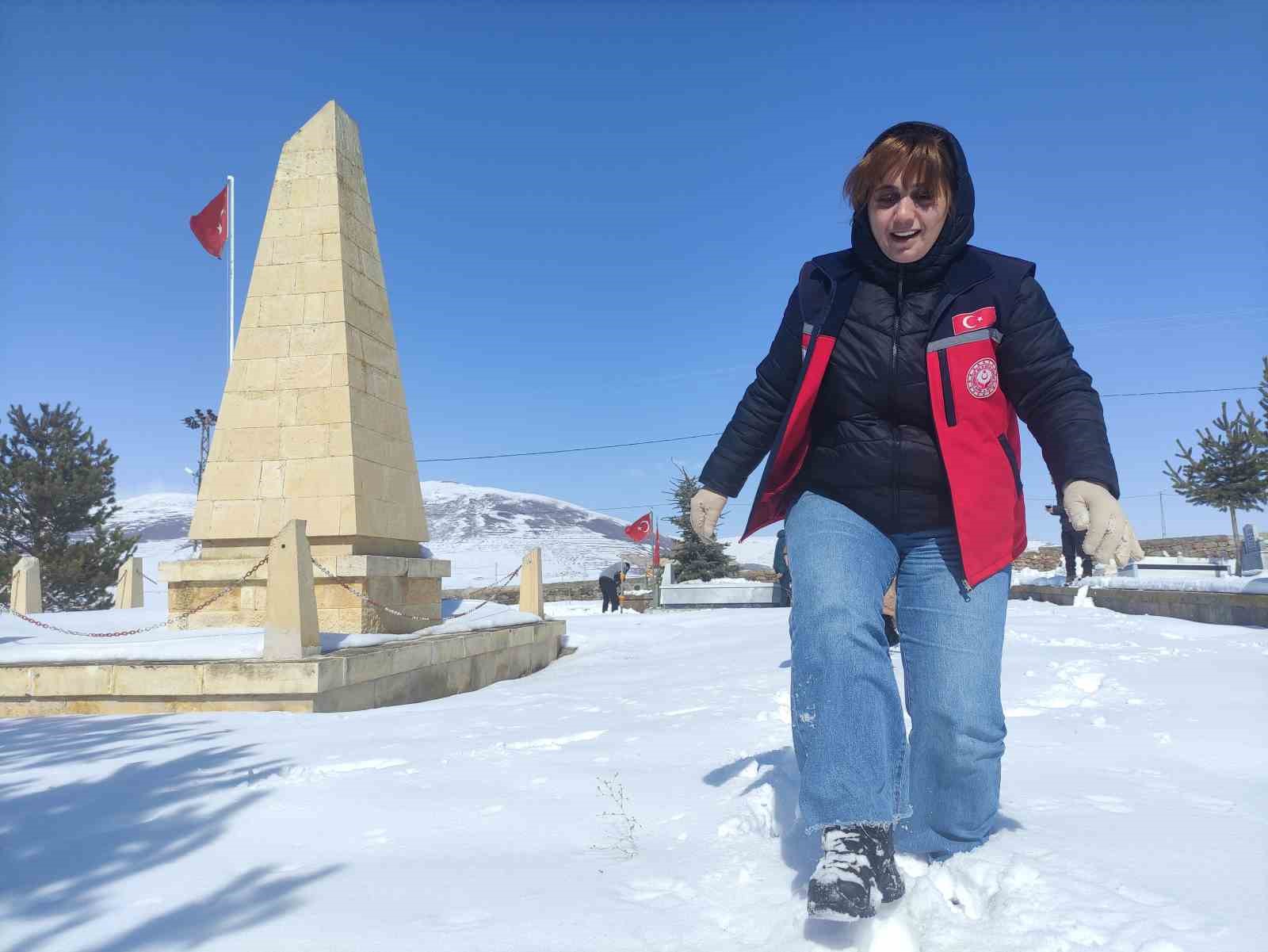 karla kaplanan sehitlikte temizlik yaptilar 2 efXSyV31