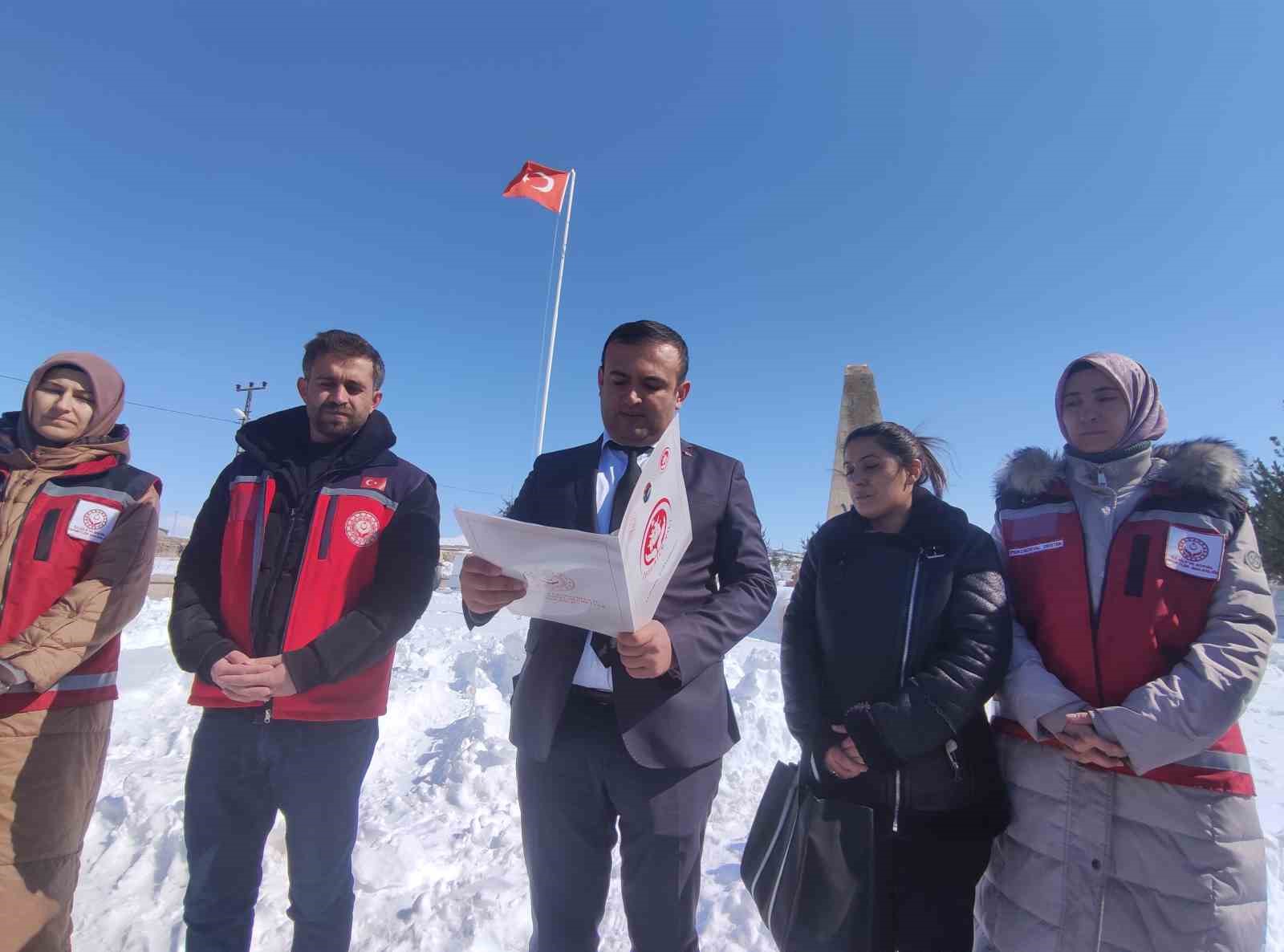 karla kaplanan sehitlikte temizlik yaptilar 4 rPpBmFHe