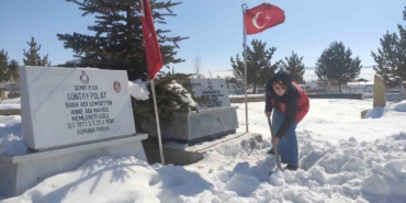 karla-kaplanan-sehitlikte-temizlik-yaptilar-d7QiZdTe.jpg