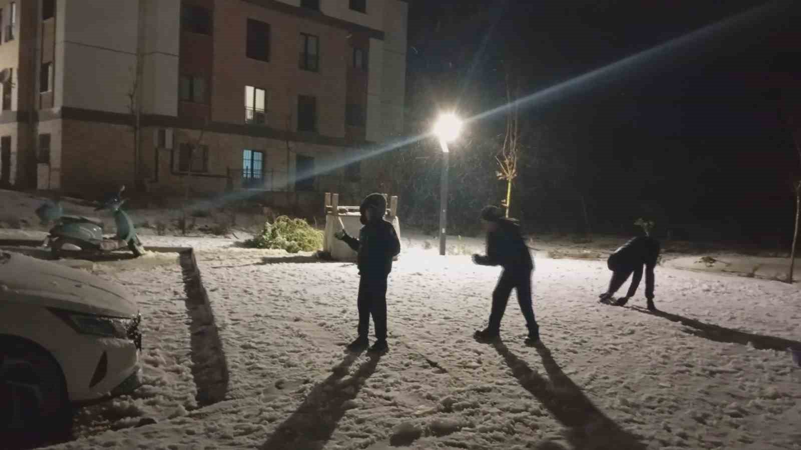 karla kaplanan yolda araclar ilerlemekte gucluk cekerken eglenmek isteyenler solugu sokakta aldi 0 mEiMbwzS