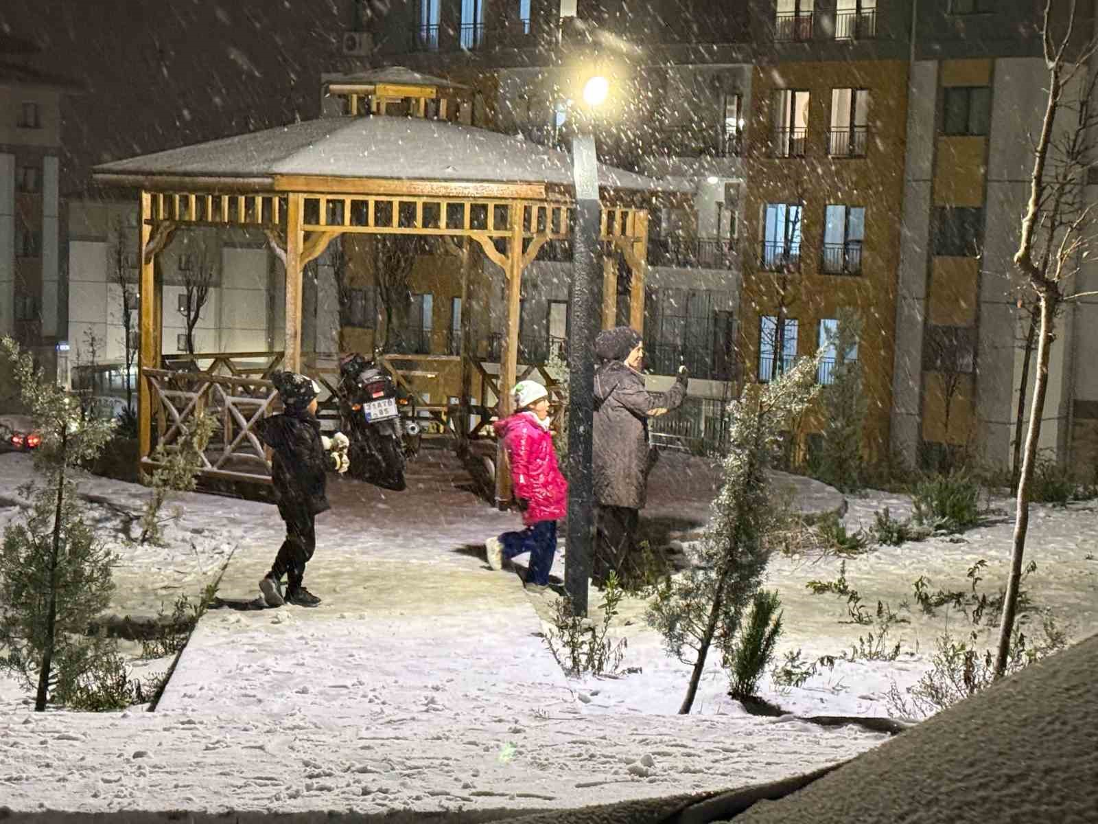karla kaplanan yolda araclar ilerlemekte gucluk cekerken eglenmek isteyenler solugu sokakta aldi 1