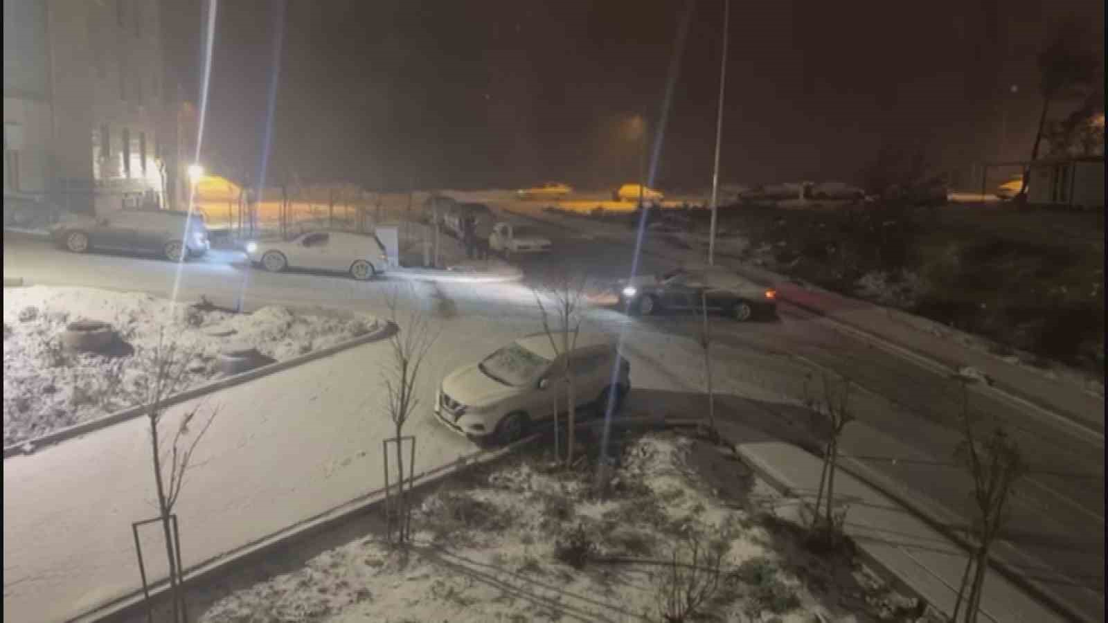 karla kaplanan yolda araclar ilerlemekte gucluk cekerken eglenmek isteyenler solugu sokakta aldi 2 I5P3jD95