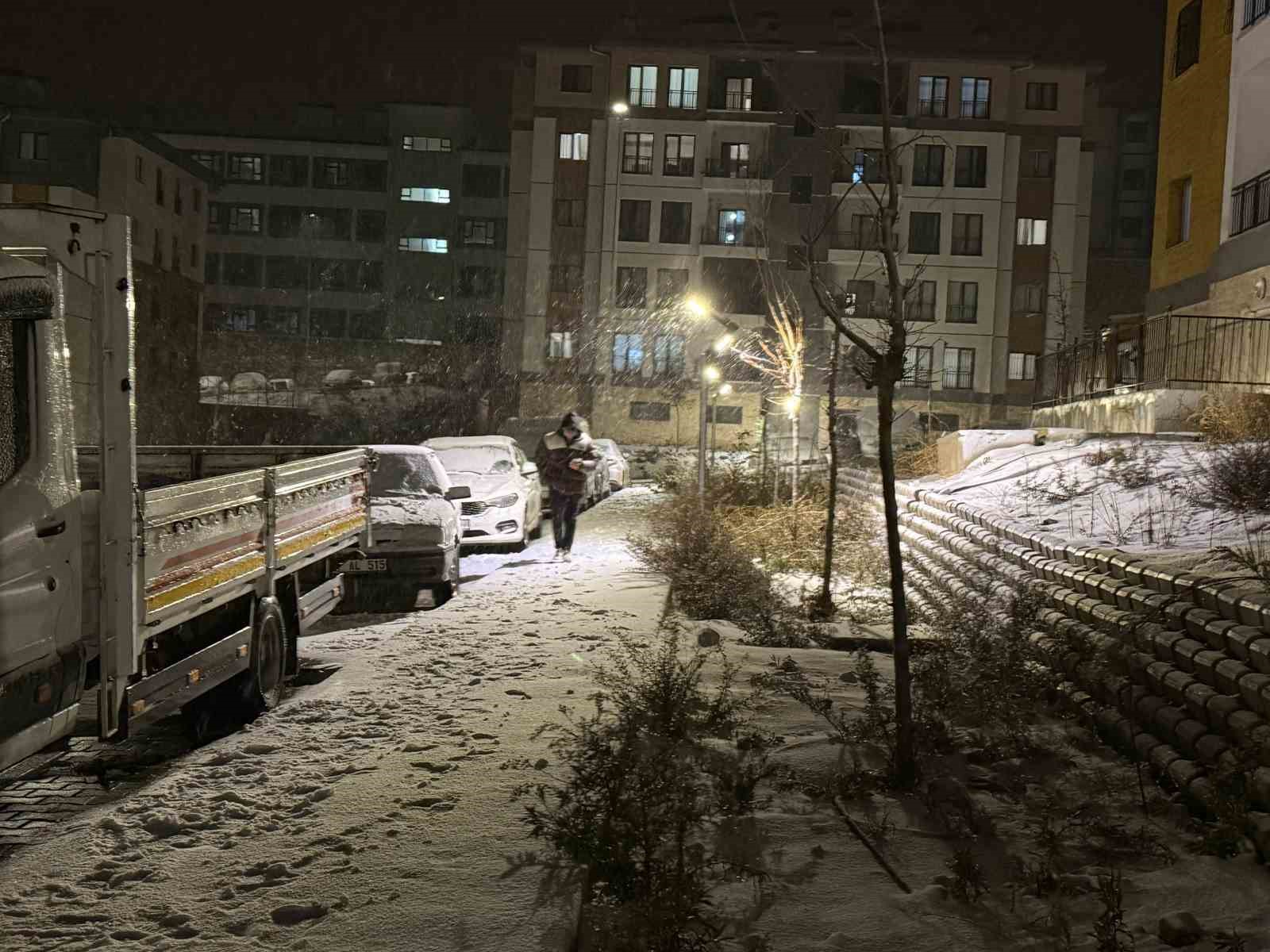 karla kaplanan yolda araclar ilerlemekte gucluk cekerken eglenmek isteyenler solugu sokakta aldi 3 2y3Rmrcq