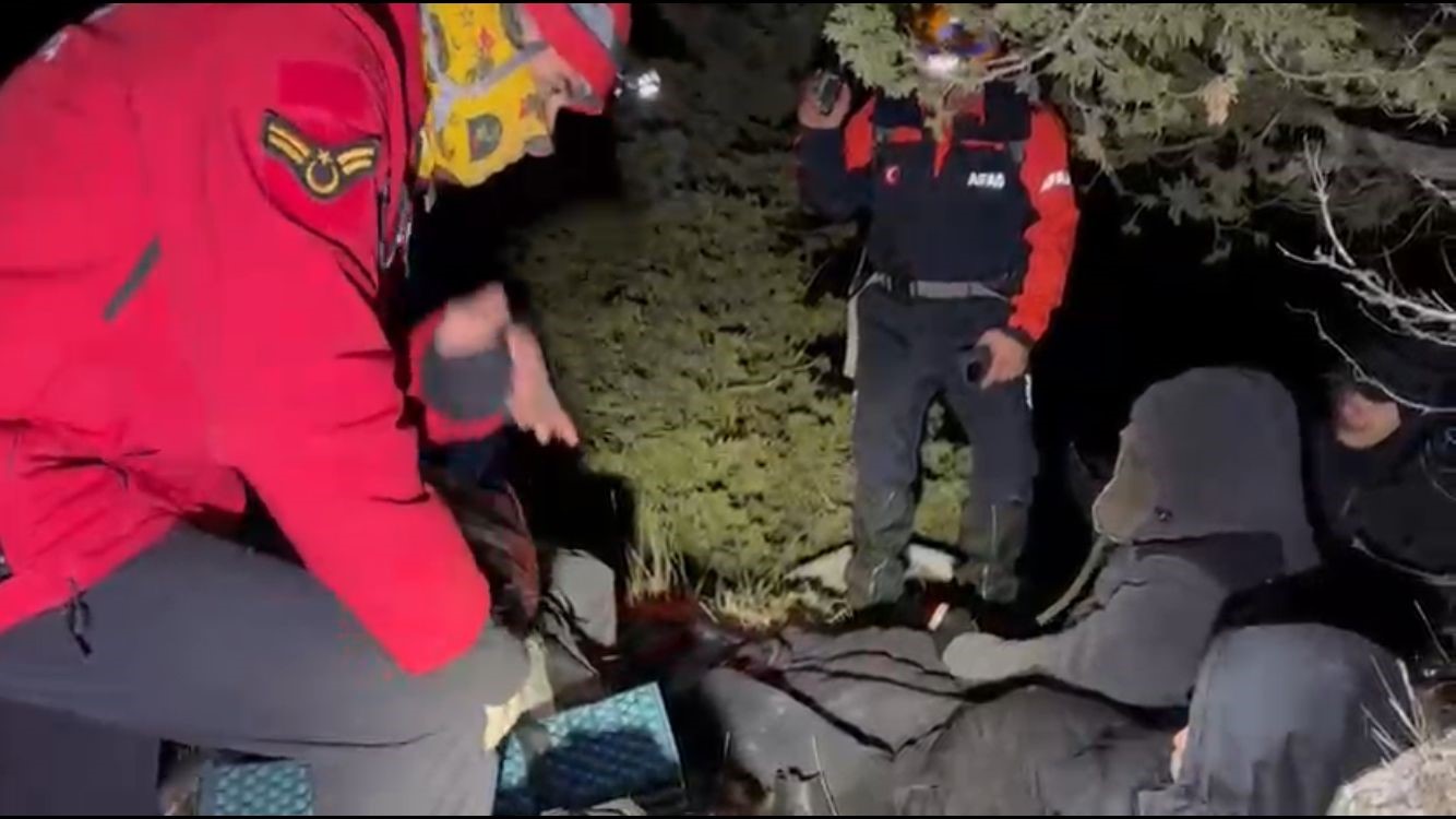 karla kapli daga tirmanip mahsur kalan 3 arkadas kurtarildi 1