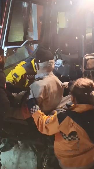 karla kapli koy yolunda hasta paletli ambulansla tasindi 0 W32ZRpDy