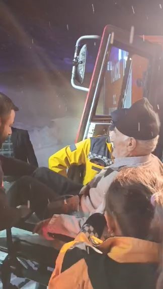 karla kapli koy yolunda hasta paletli ambulansla tasindi 1 8awyaOkR