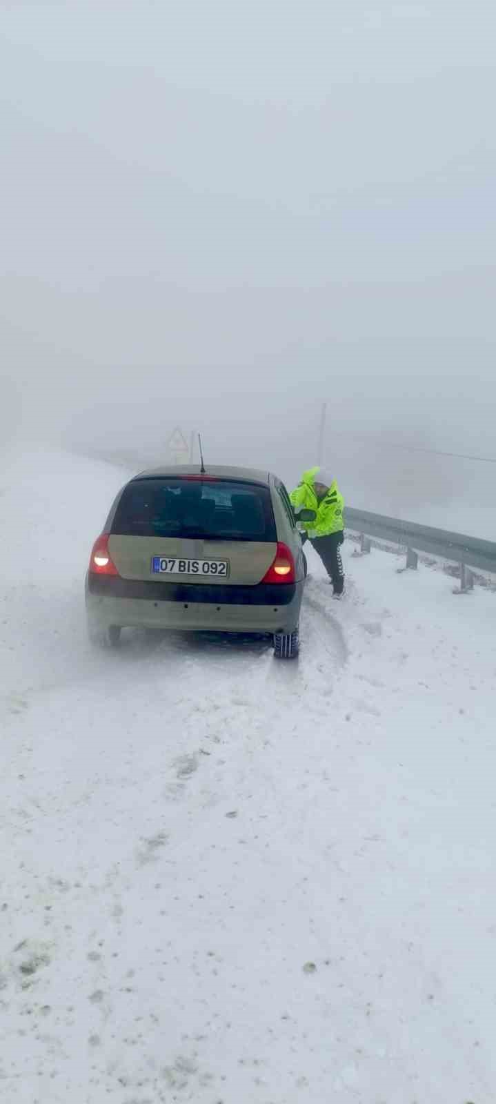 karla kapli yollarda mahsur kalan vatandaslarin yardimina polis kostu 2 uPPjuZ3D