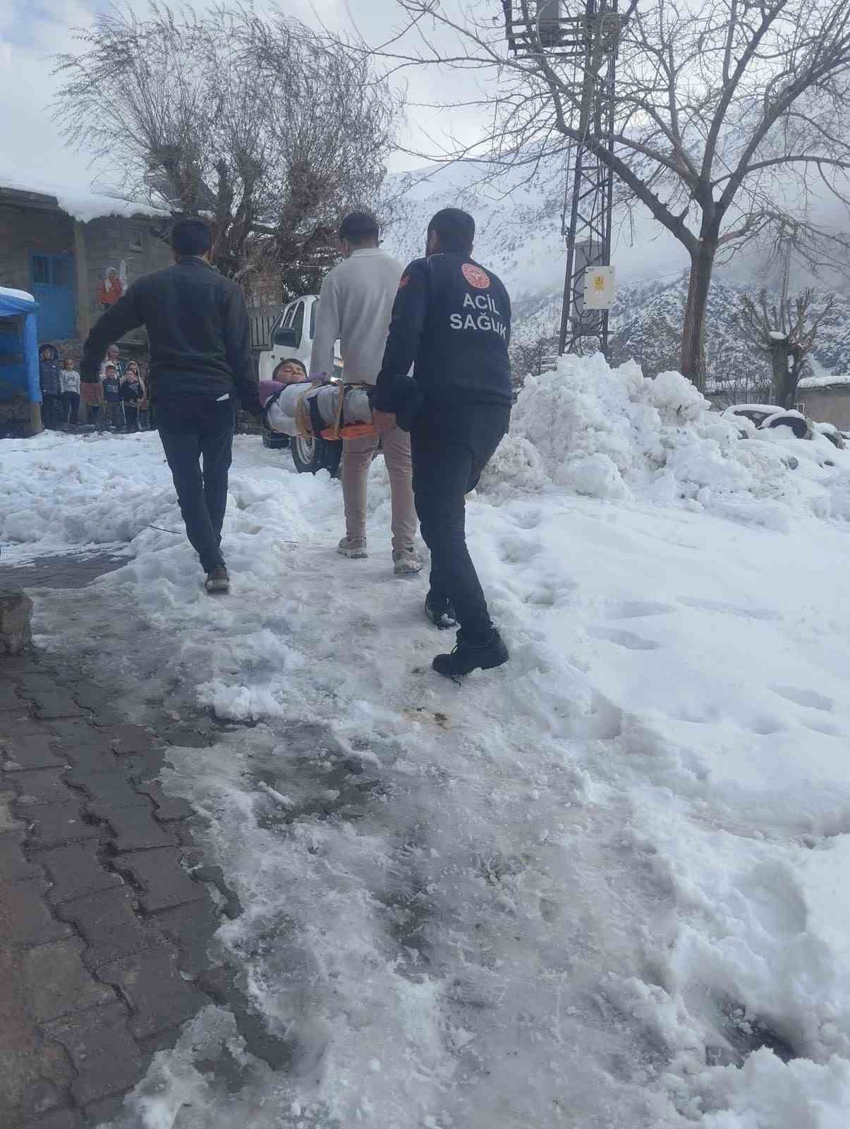karla mucadele ekipleri yollari aciyor hastalara zamaninda mudahale yapiliyor 2 Xt6CieI8