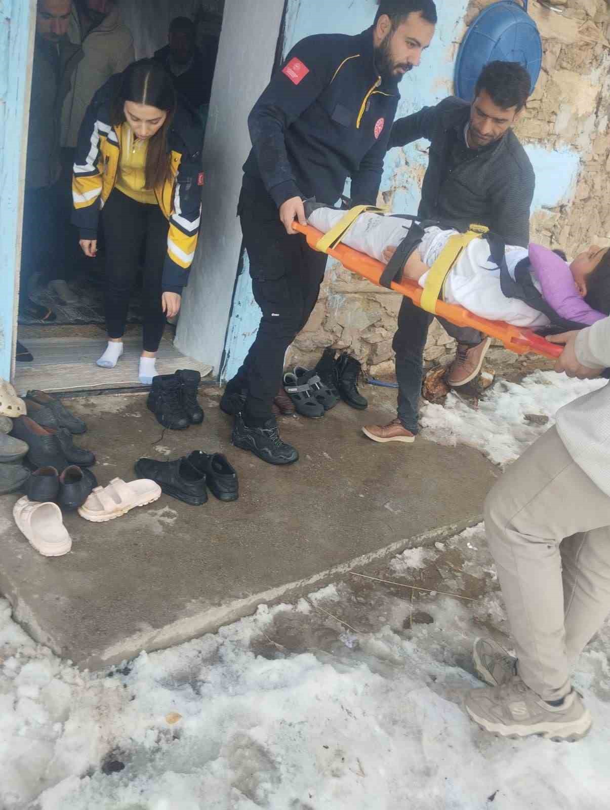 karla mucadele ekipleri yollari aciyor hastalara zamaninda mudahale yapiliyor 3 S7s8fB1v