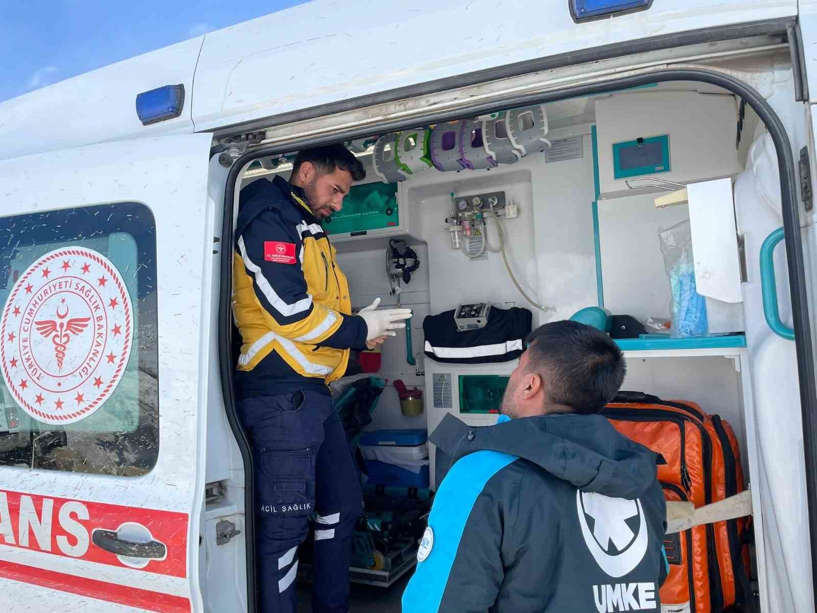 Karla mücadelede zamanla yarış: Göğüs ağrısı olan hastaya koordineli müdahale 5 karla mucadelede zamanla yaris gogus agrisi olan hastaya koordineli mudahale 1 B4yZ8ZG7