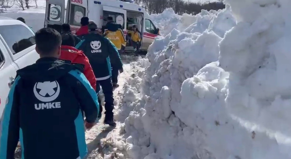 Karla mücadelede zamanla yarış: Göğüs ağrısı olan hastaya koordineli müdahale 8 karla mucadelede zamanla yaris gogus agrisi olan hastaya koordineli mudahale 4 mAOY4Akt