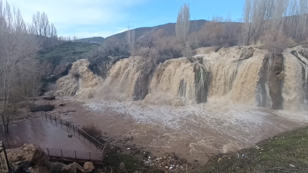 karlarin erimesiyle muradiye selalesi costu 3 Ke6pZEI5
