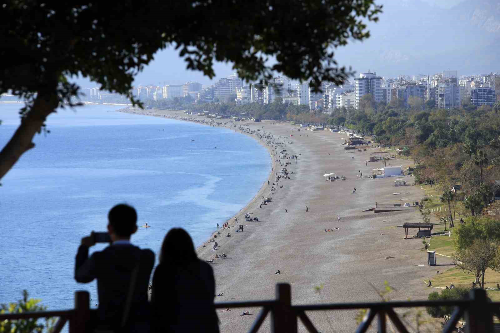karli daglarin golgesinde 20 derecelik sicak havada deniz keyfi yaptilar 2 kbGJw3GX