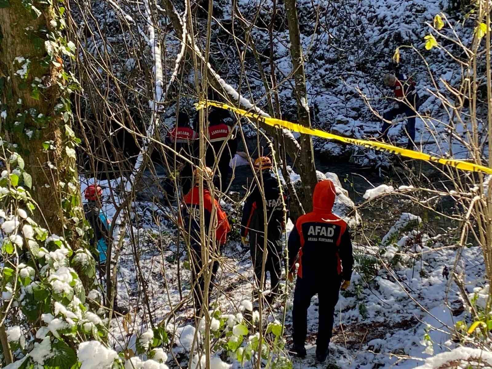 karli havada atletli bir adam dere yataginda otomobilden 10 metre uzaklikta olu bulundu 2