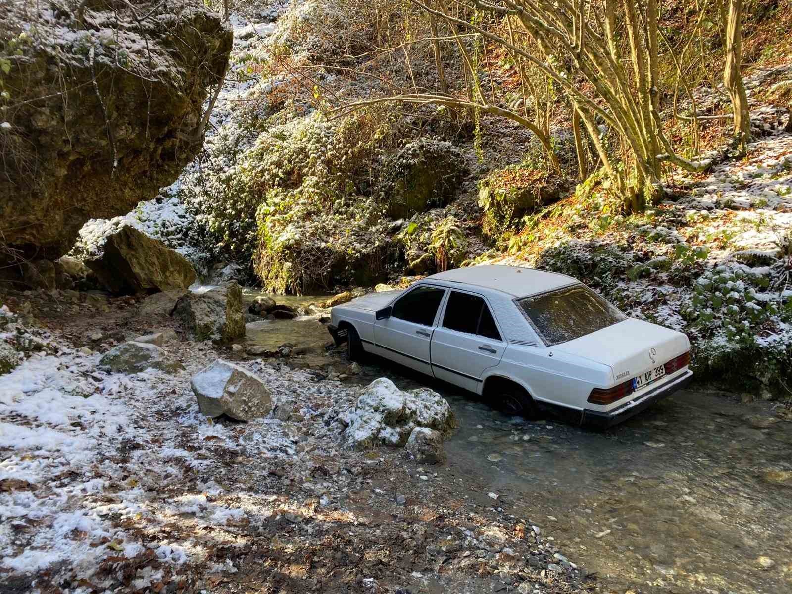 karli havada atletli bir adam dere yataginda otomobilden 10 metre uzaklikta olu bulundu 4 ZzjcFKms