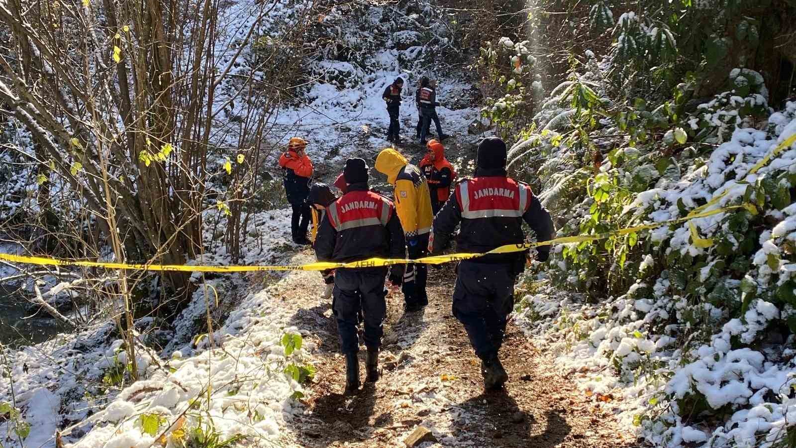 karli havada atletli bir adam dere yataginda otomobilden 10 metre uzaklikta olu bulundu 6 gavSzwE1