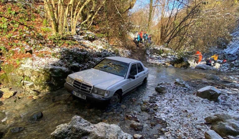 karli-havada-atletli-bir-adam-dere-yataginda-otomobilden-10-metre-uzaklikta-olu-bulundu-6jHsK2Sc.jpg