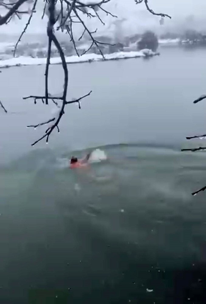 Karlı havada Dicle Nehri’ne daldı 4 karli havada dicle nehrine daldi 0 UzjYsPe7