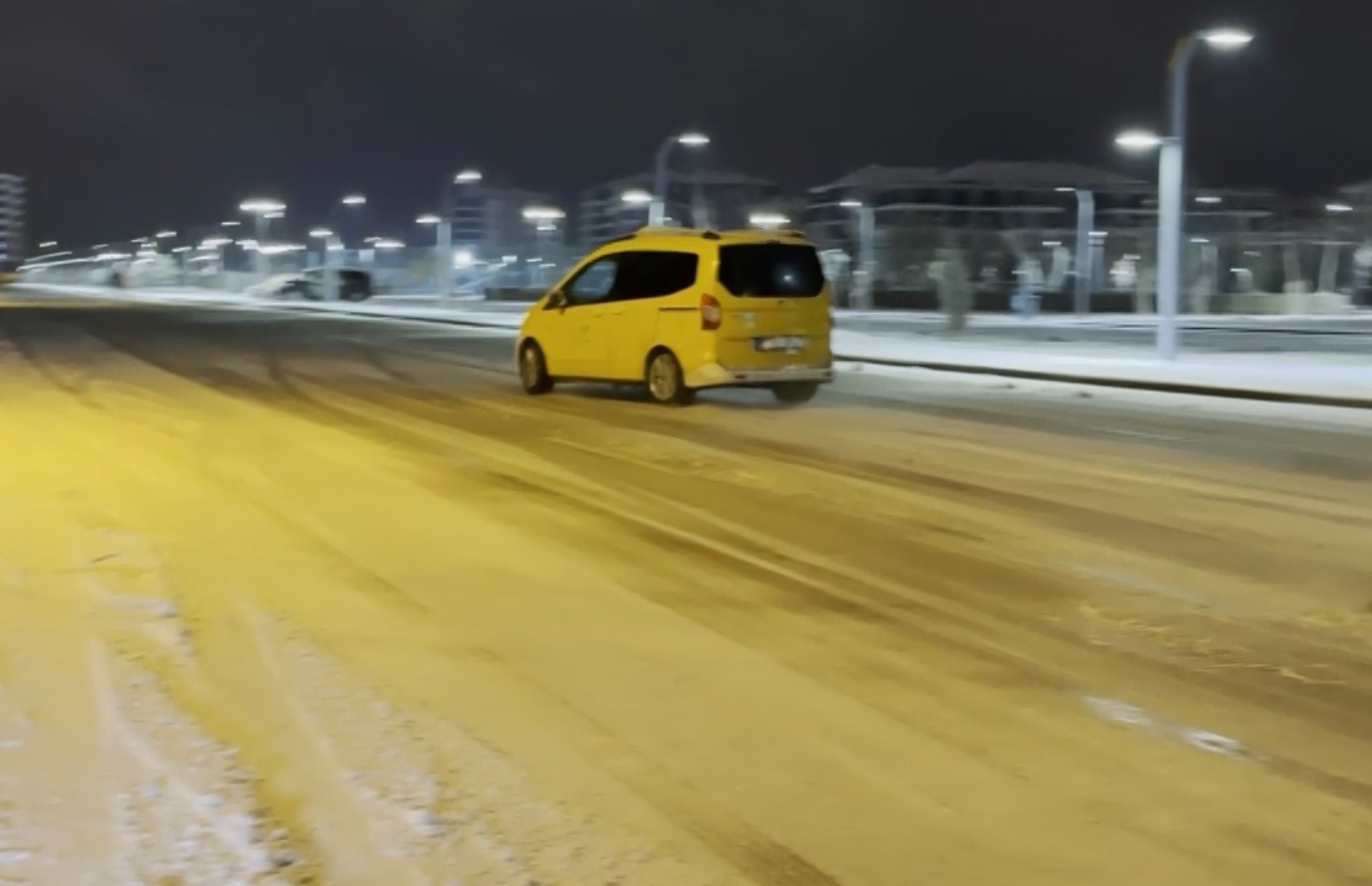 karli yolda drift atan suruculerin tehlikeli anlari kamerada 3
