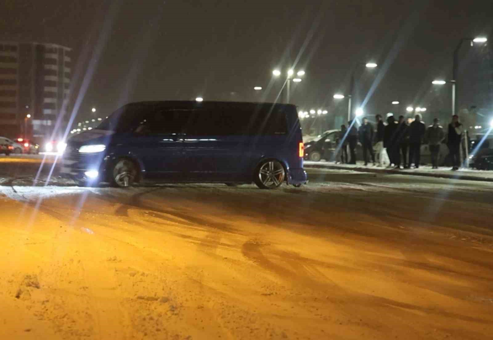 karli yolda drift atan suruculerin tehlikeli anlari kamerada 7 DuU1KiRO