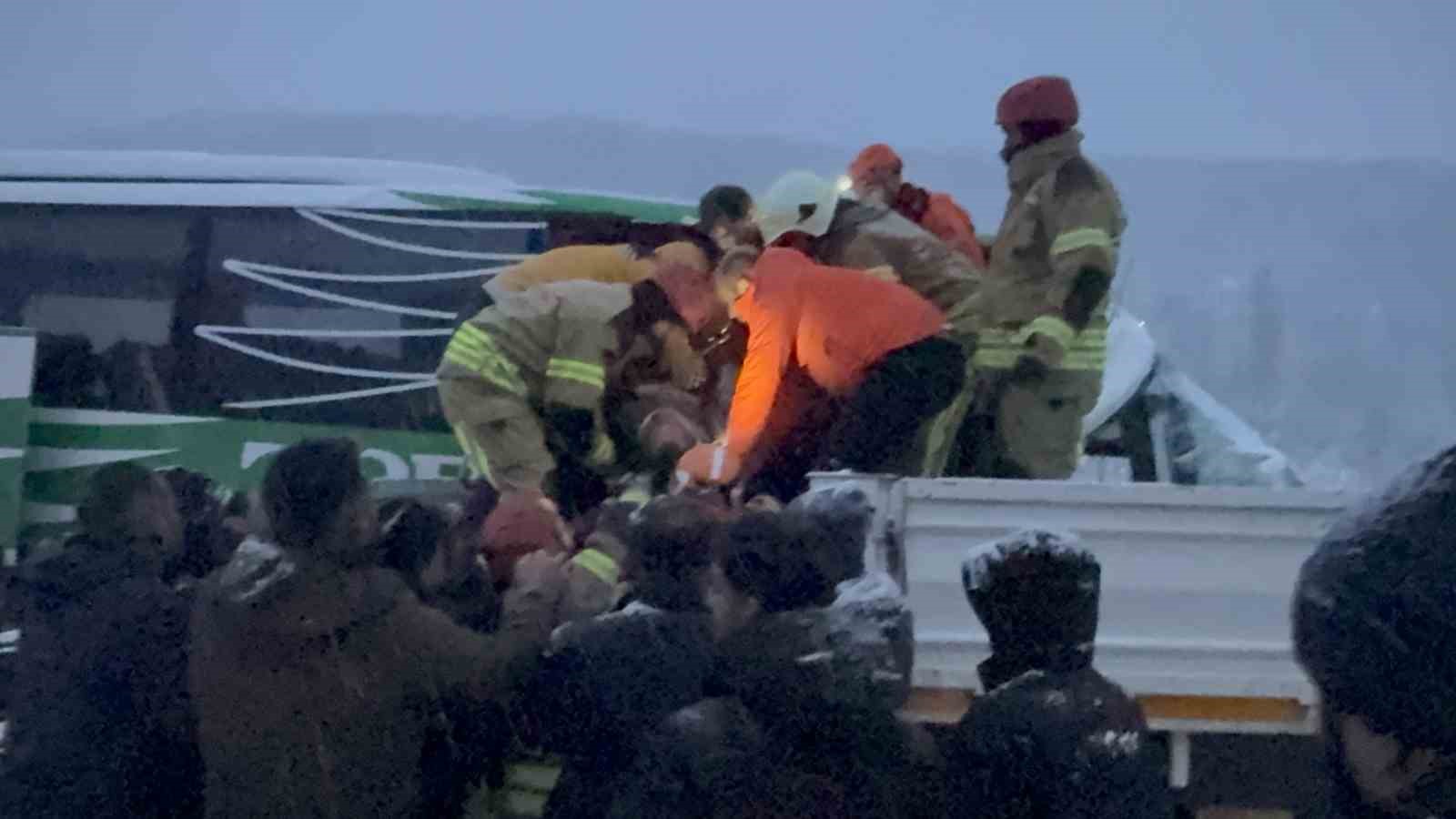 Karlı yolda kayan otobüs tıra çarptı: Yolcuları kurtarma çalışmaları sürüyor 4 karli yolda kayan otobus tira carpti yolculari kurtarma calismalari suruyor 0
