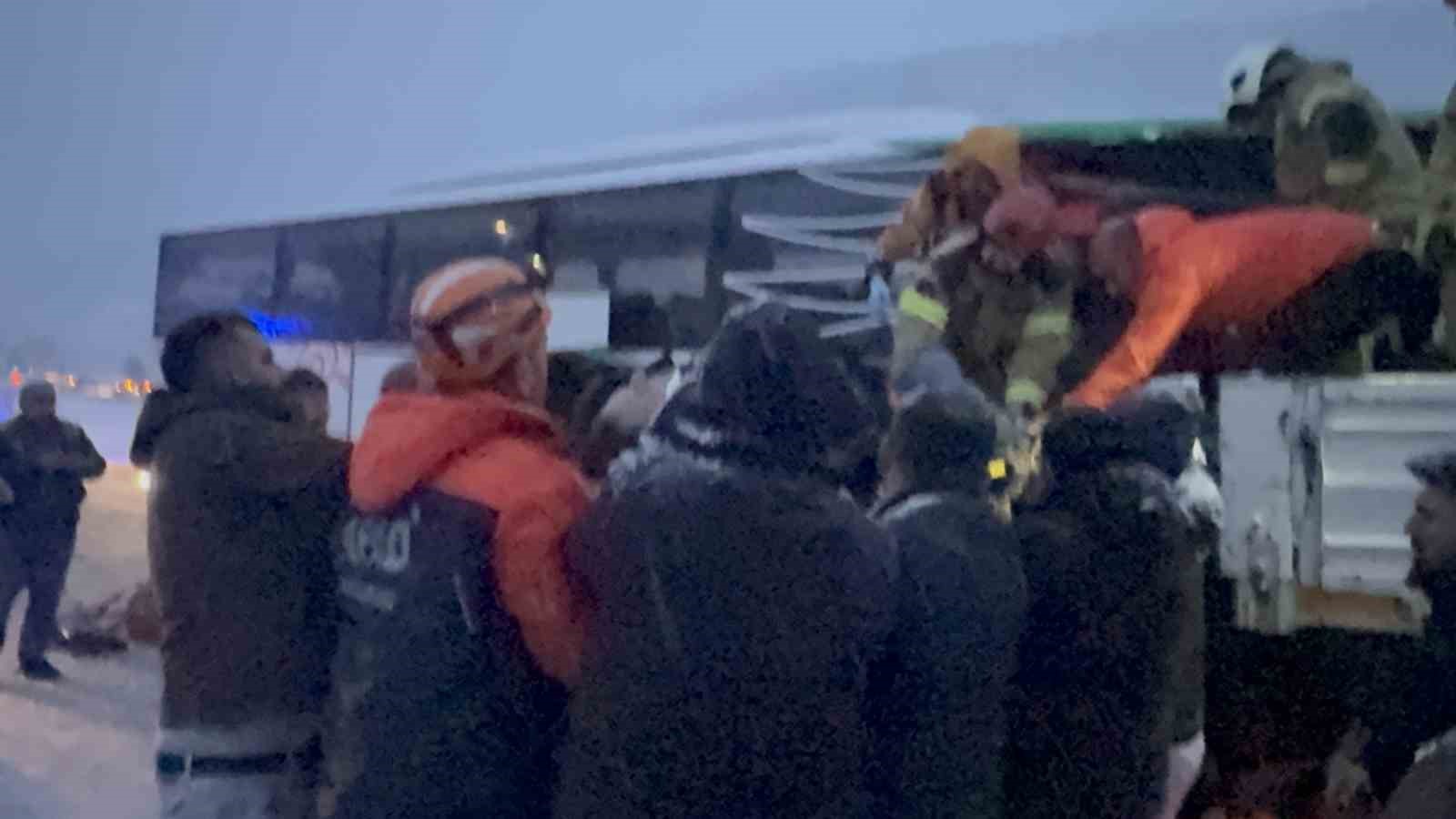 Karlı yolda kayan otobüs tıra çarptı: Yolcuları kurtarma çalışmaları sürüyor 5 karli yolda kayan otobus tira carpti yolculari kurtarma calismalari suruyor 1 gPAHvcMg