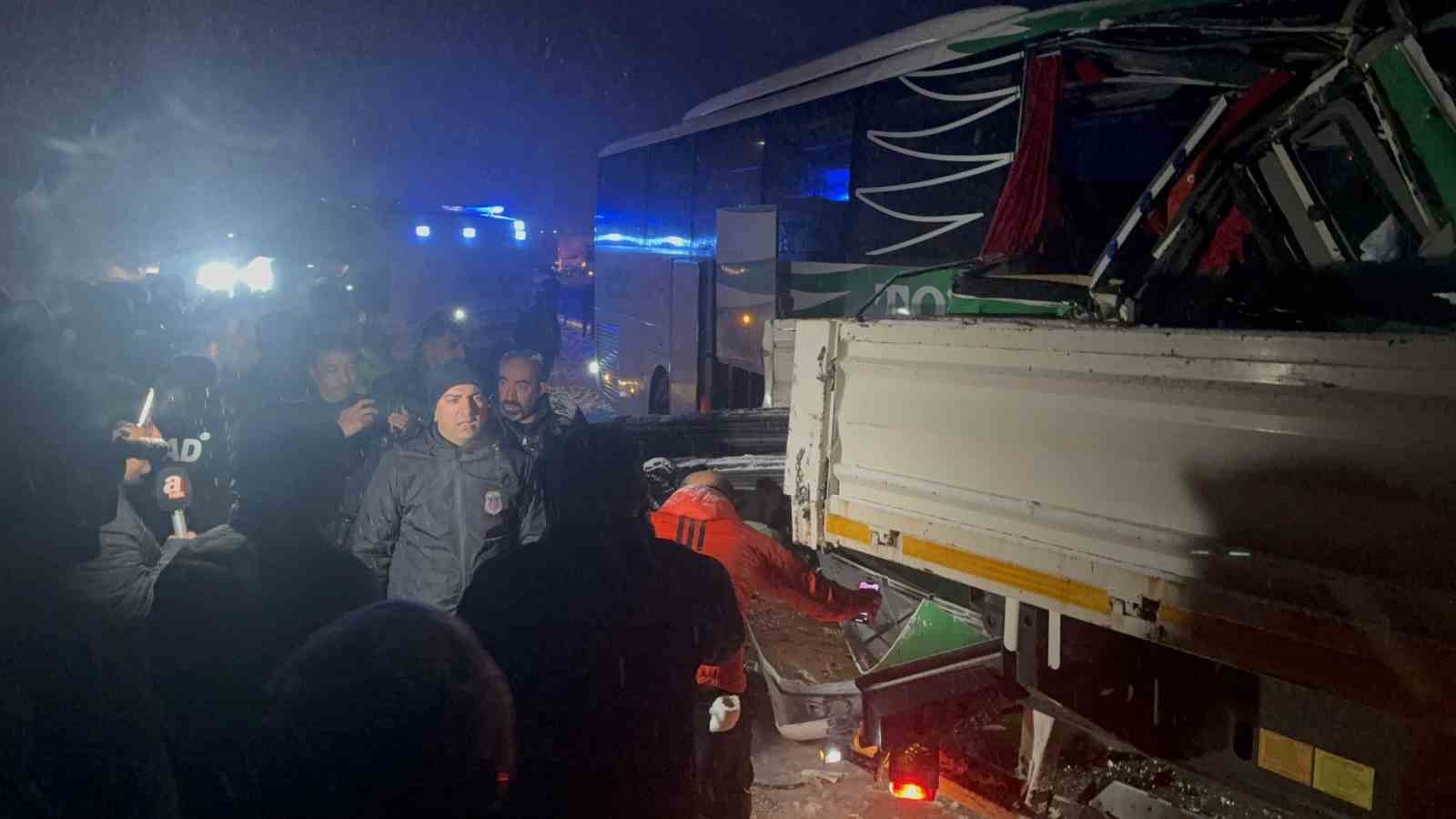 Karlı yolda kayan otobüs tıra çarptı: Yolcuları kurtarma çalışmaları sürüyor 6 karli yolda kayan otobus tira carpti yolculari kurtarma calismalari suruyor 2 FCbS29Kw
