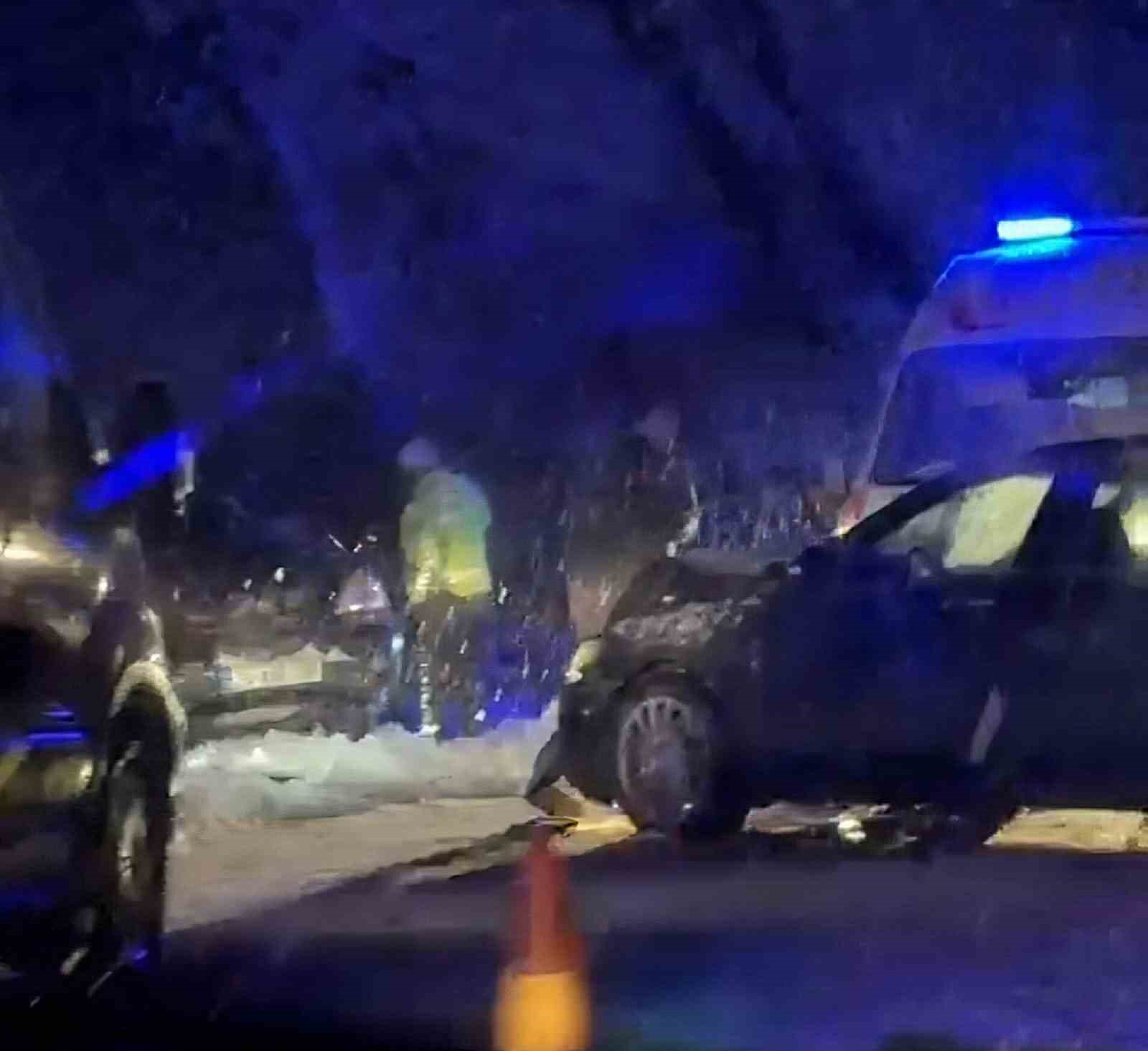 karli yolda kayan otomobil karsi seritten gelen aracla carpisti 6 yarali 0 iAL2aGNc