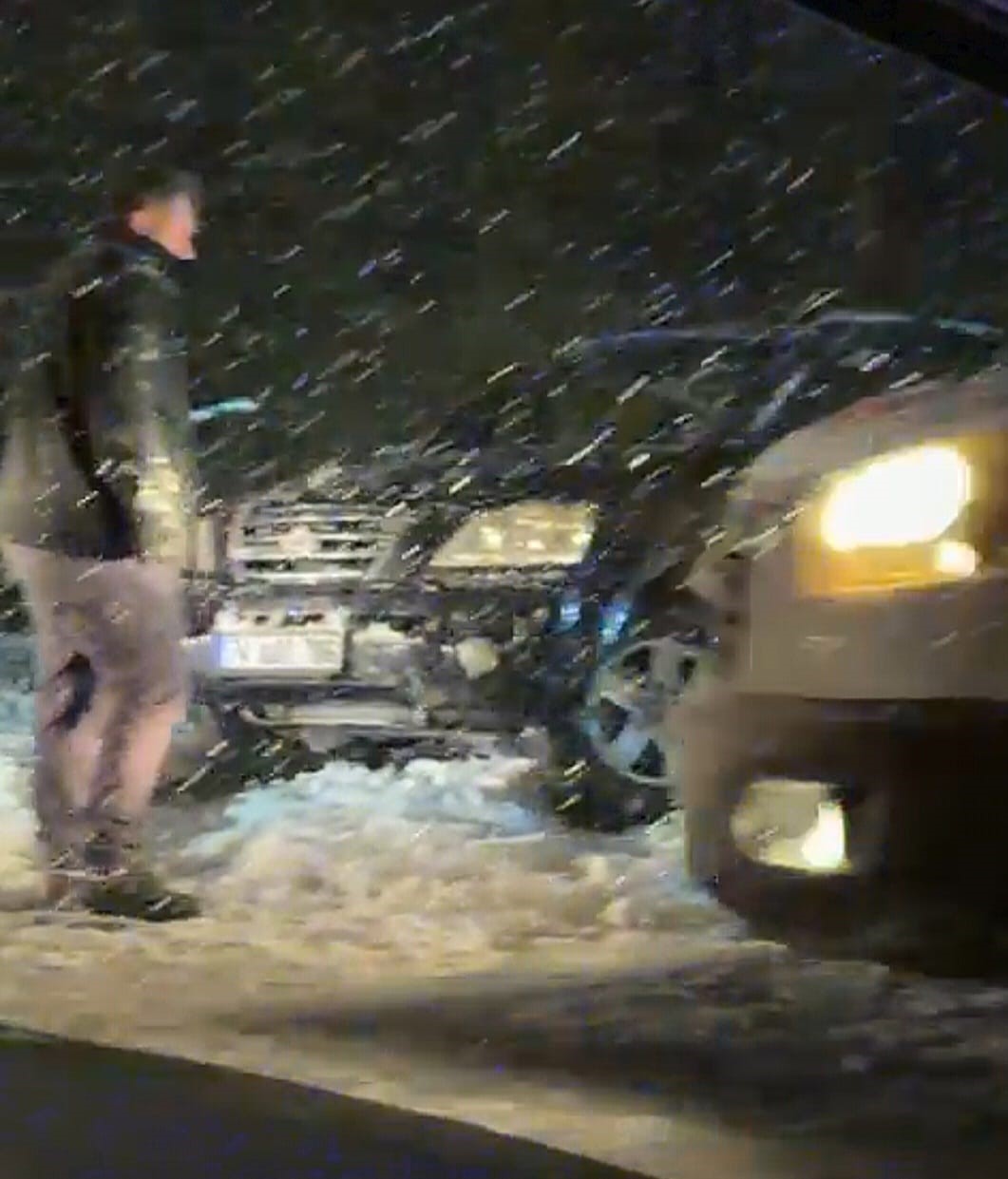 karli yolda kayan otomobil karsi seritten gelen aracla carpisti 6 yarali 2