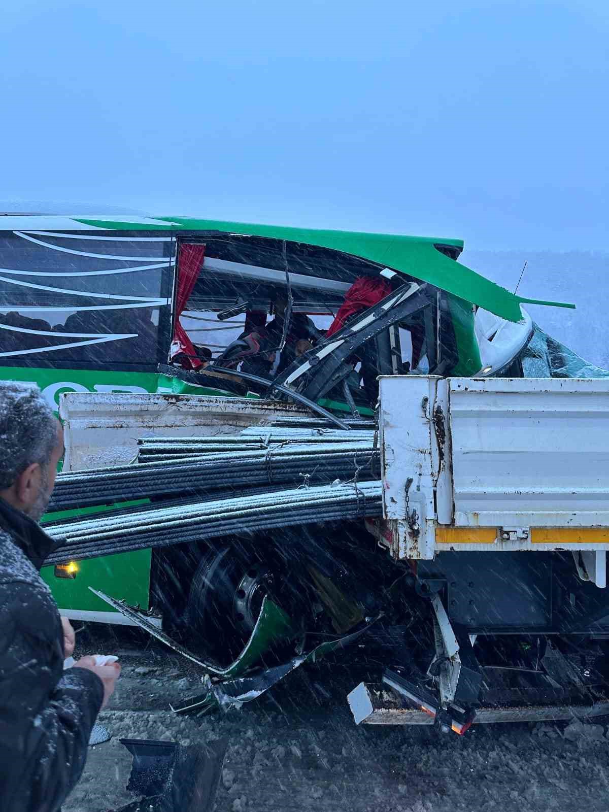 karli yolda kayan yolcu otobusu tira carpti 1i agir 12 yarali 1
