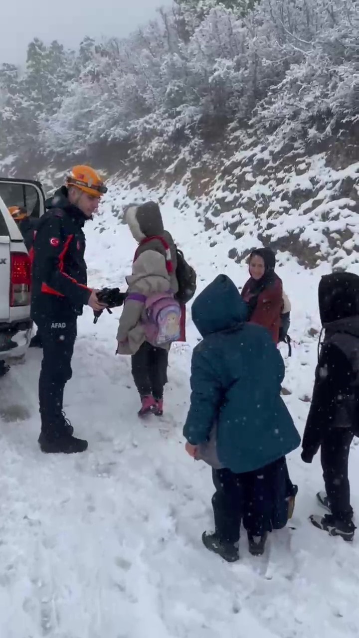 karli yolda mahsur kalan ogrencilerin yardimina afad ekibi yetisti 0