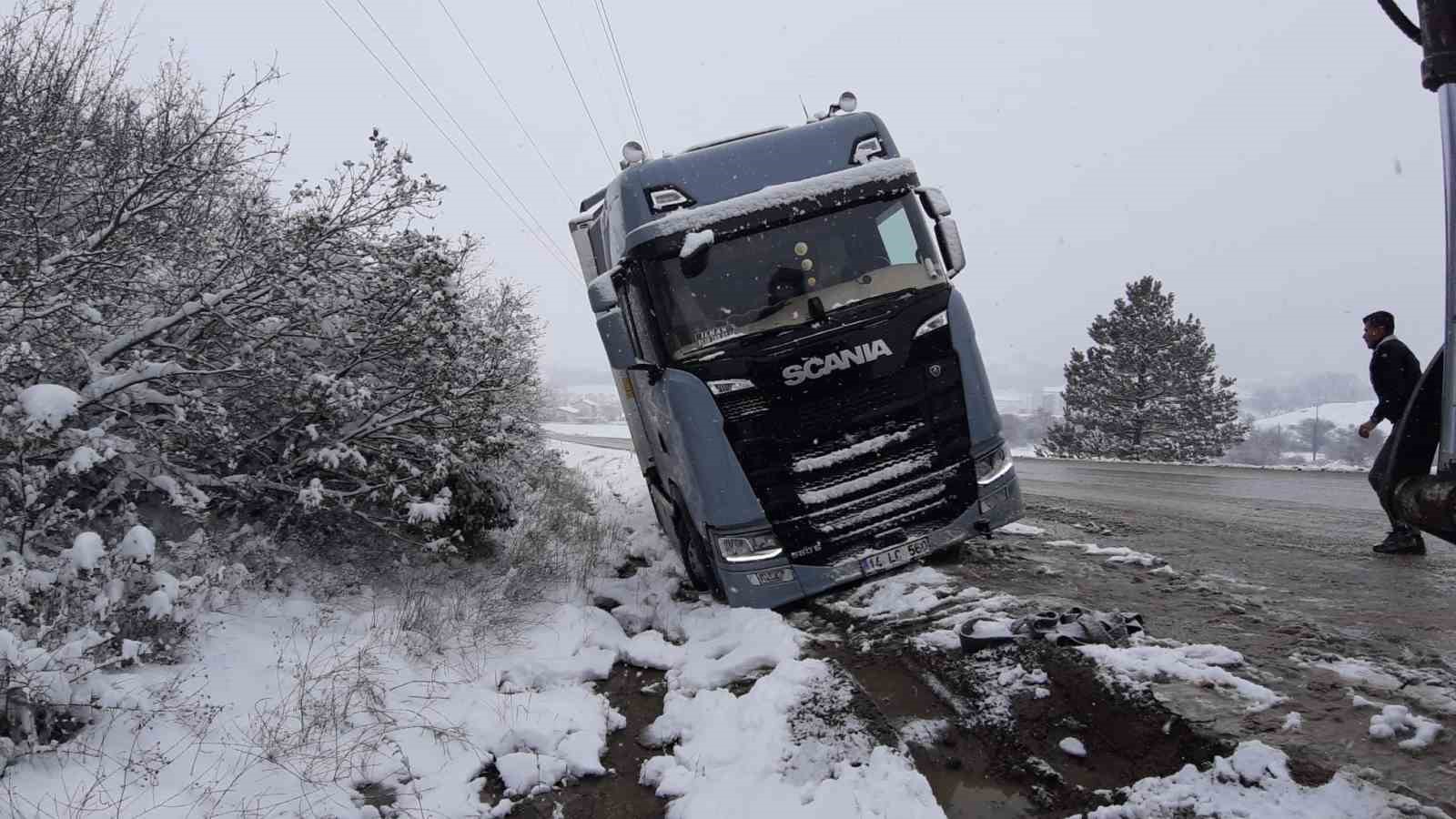karli yolda tir sarampole devrildi 1 rbqji7w1