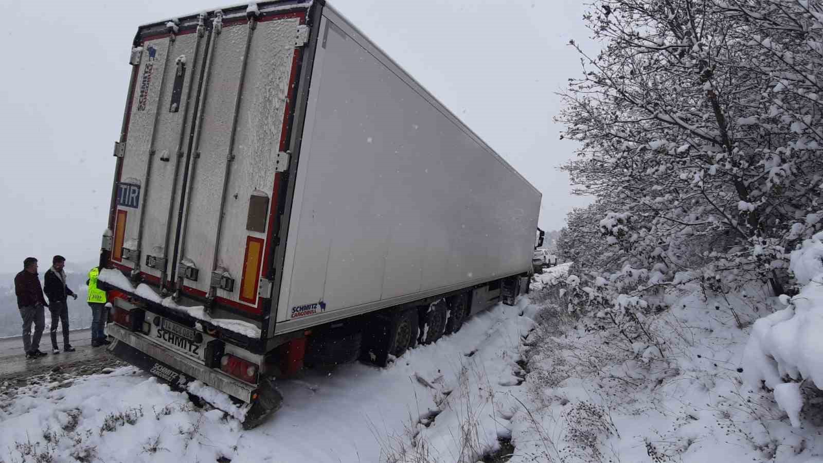 karli yolda tir sarampole devrildi 2 g1nmDwjC
