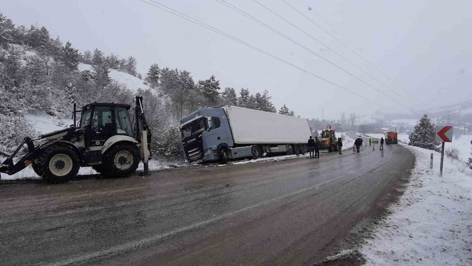 karli yolda tir sarampole devrildi 3 4PrpCBAM