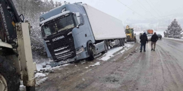 karli-yolda-tir-sarampole-devrildi-K8dBDpcW.jpg
