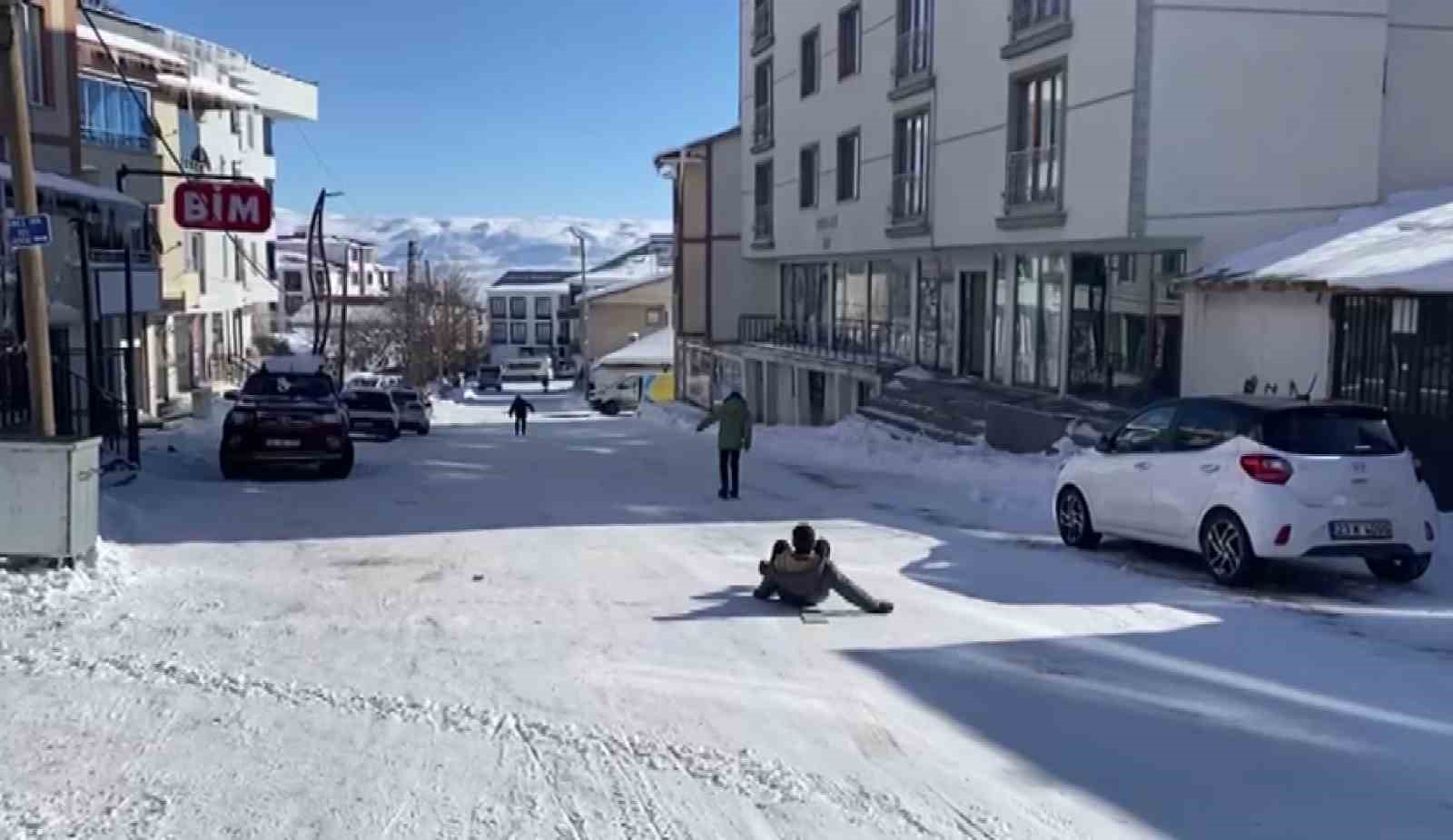 Karlıova buz tuttu: Yetişkinler cefasını, çocuklar ise sefasını sürdü 10 karliova buz tuttu yetiskinler cefasini cocuklar ise sefasini surdu 6 c9zJSU48