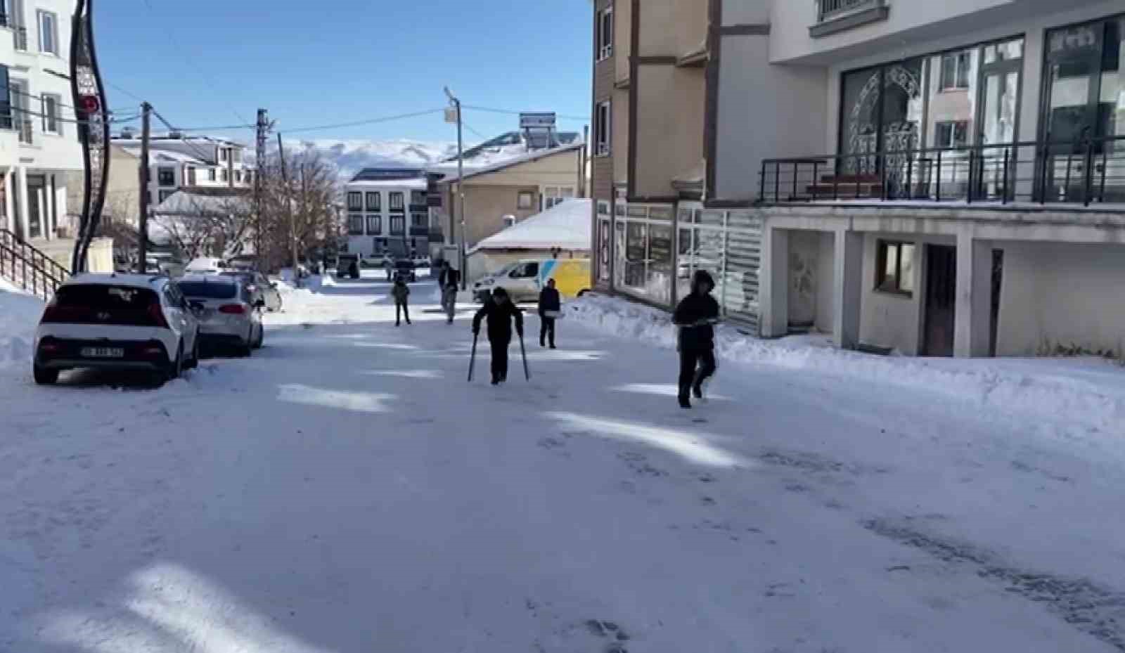 Karlıova buz tuttu: Yetişkinler cefasını, çocuklar ise sefasını sürdü 11 karliova buz tuttu yetiskinler cefasini cocuklar ise sefasini surdu 7 Zuddff2D