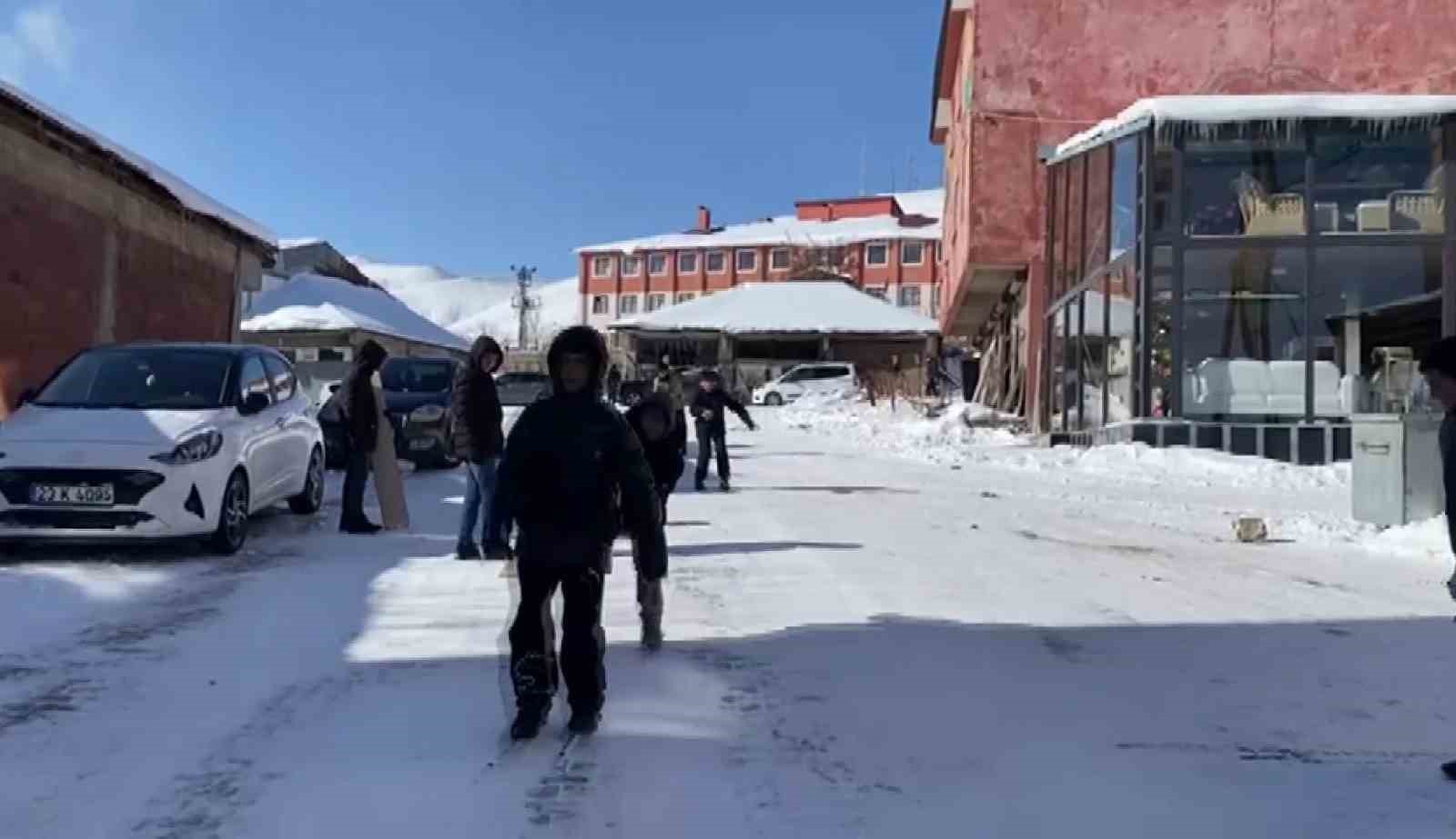 Karlıova buz tuttu: Yetişkinler cefasını, çocuklar ise sefasını sürdü 12 karliova buz tuttu yetiskinler cefasini cocuklar ise sefasini surdu 8 9GERL1qG