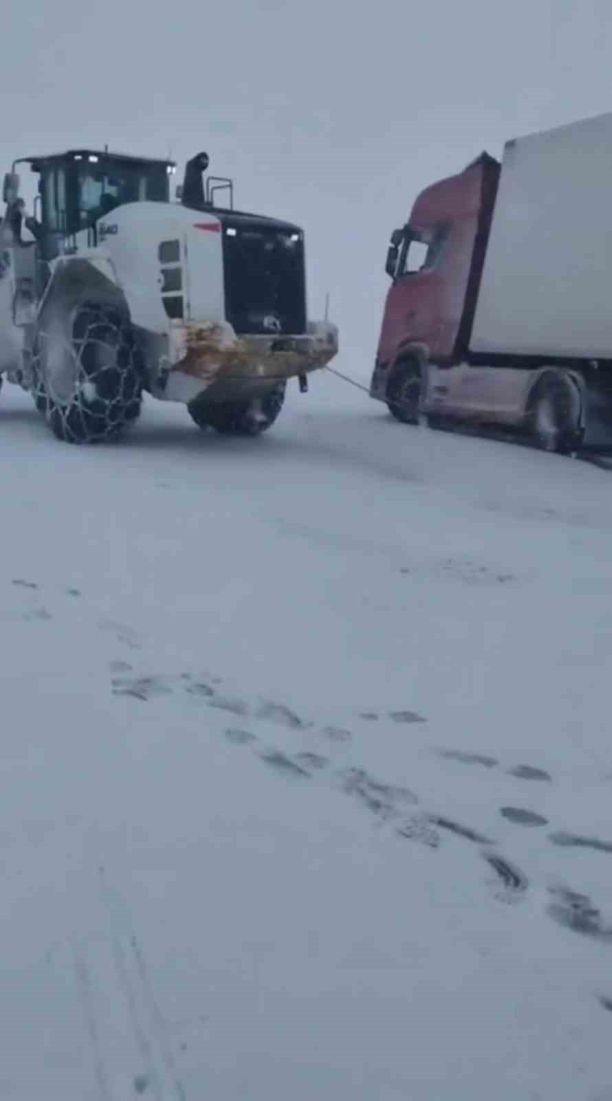 karliovada karla mucadele suruyor mahsur kalan araclar kurtarildi 2 lSKji6Hl
