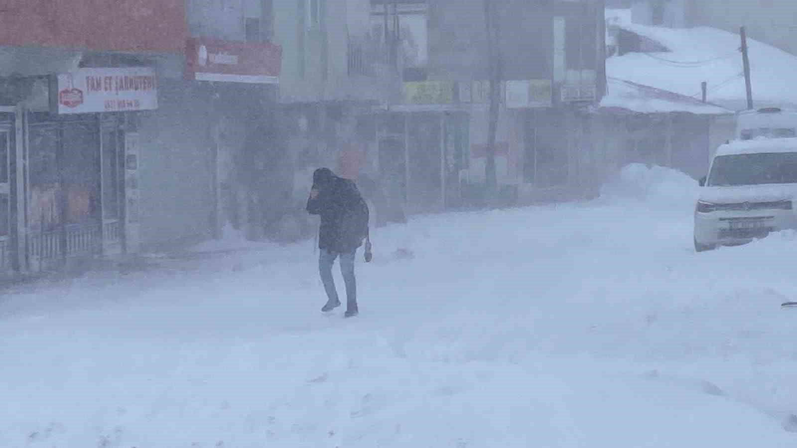 Karlıova’da tipi ve fırtına hayatı felç etti: Esnaf kepenk kapattı 4 karliovada tipi ve firtina hayati felc etti esnaf kepenk kapatti 0 vBQY8LXZ