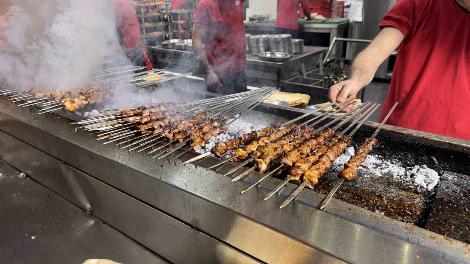 karnaval esnafin yuzunu guldurdu kebapcilar doldu tasti 1 HmRufjLP