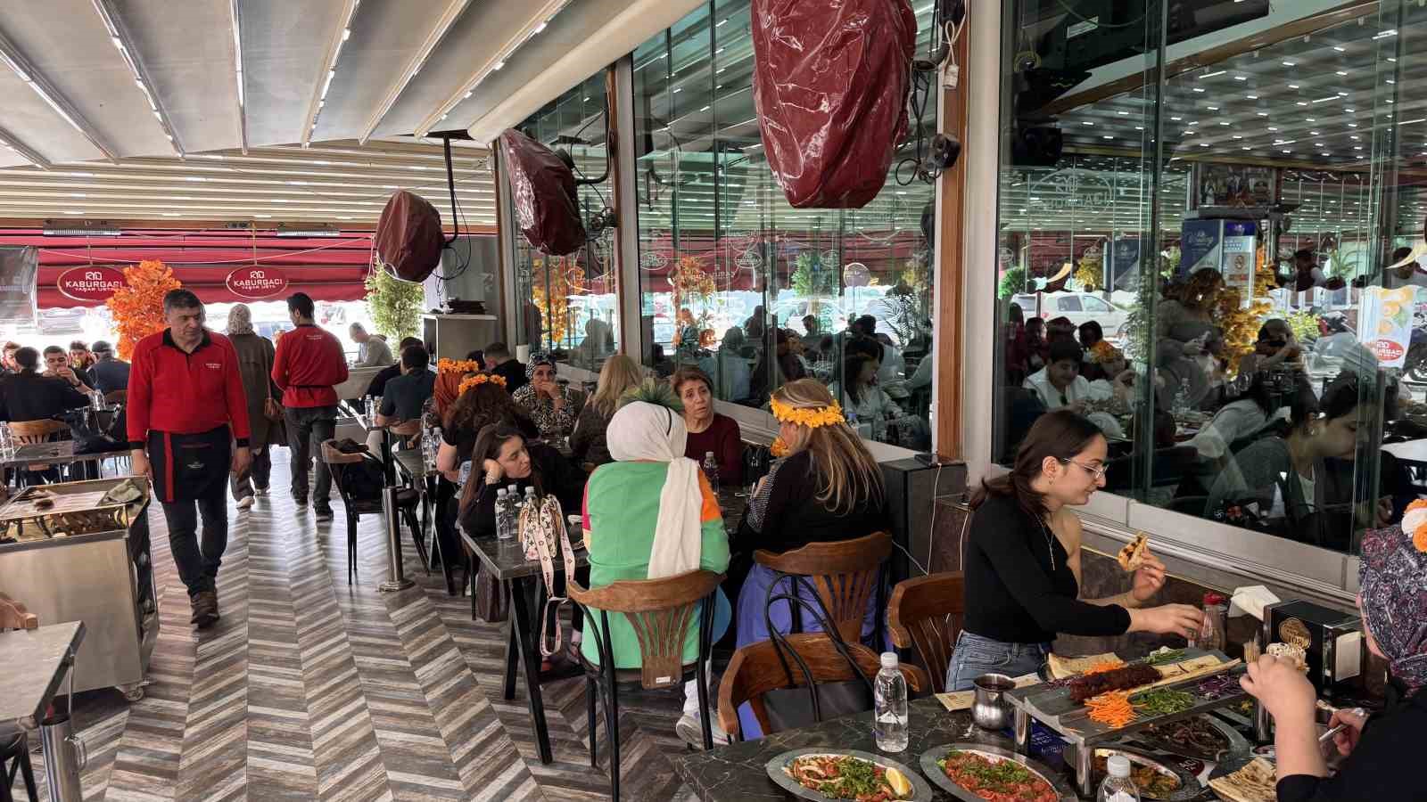 karnaval esnafin yuzunu guldurdu kebapcilar doldu tasti 10 TVMbXpZg