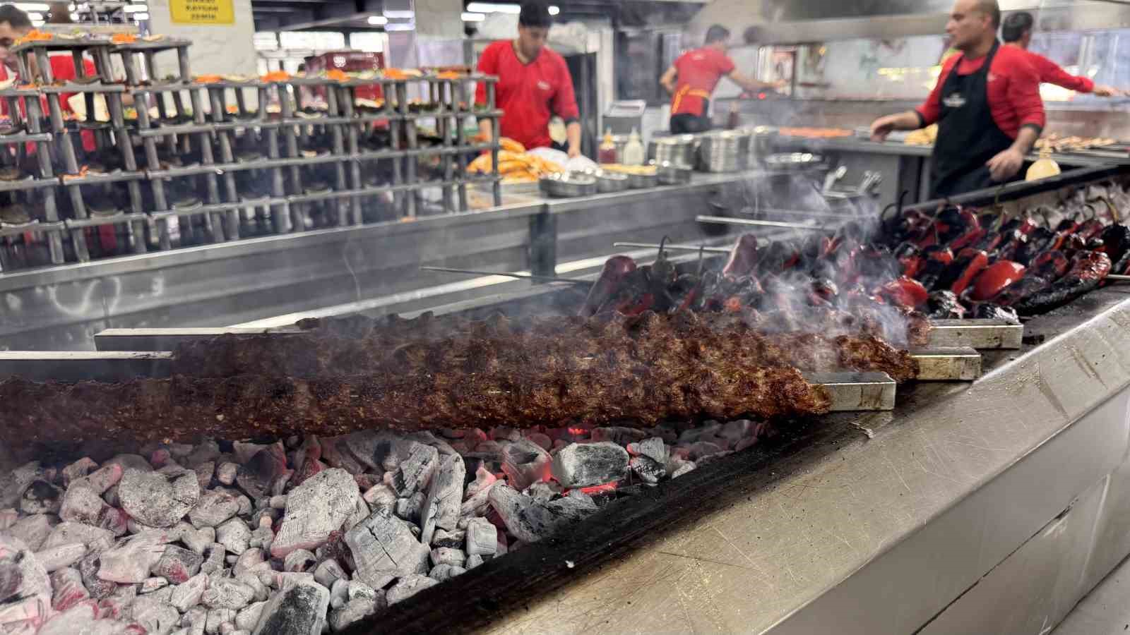 karnaval esnafin yuzunu guldurdu kebapcilar doldu tasti 11