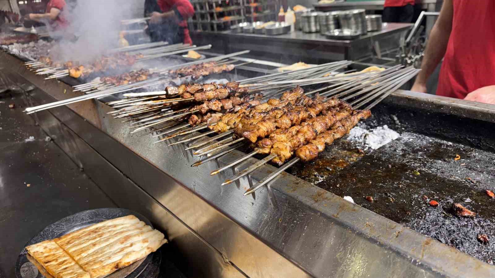 karnaval esnafin yuzunu guldurdu kebapcilar doldu tasti 4