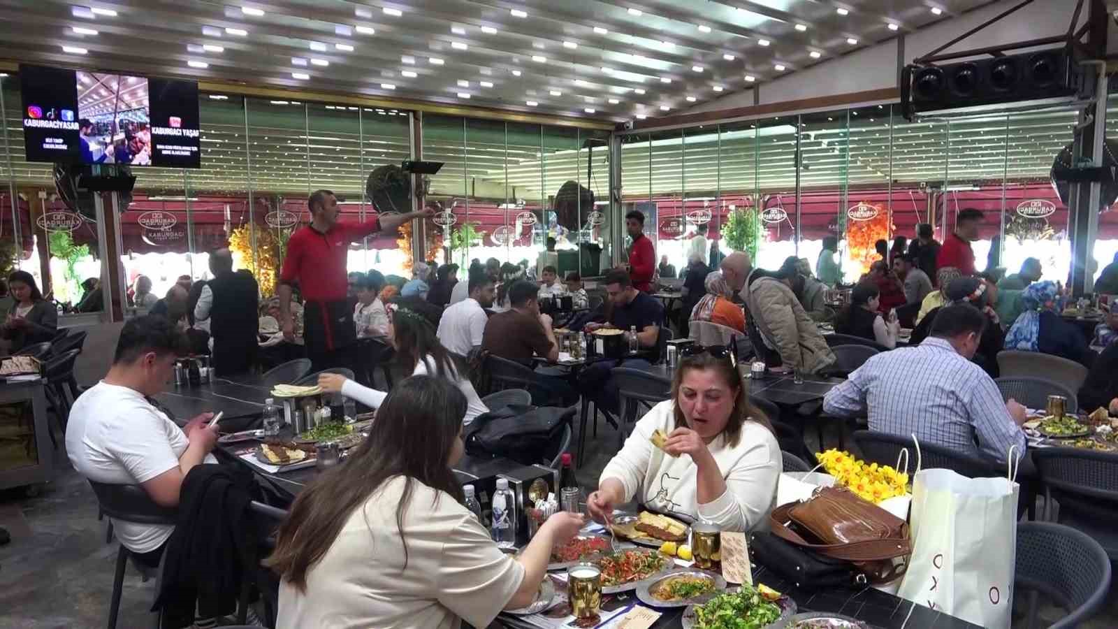 karnaval esnafin yuzunu guldurdu kebapcilar doldu tasti 6 AHPGXAaE