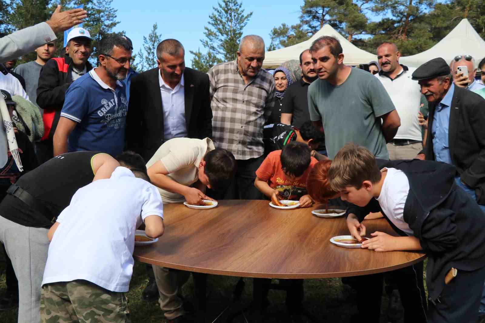 karnavas dut pekmezi festivalinde cocuklar parmakla pekmez yemek icin yaristi 0 6WBc9cHu