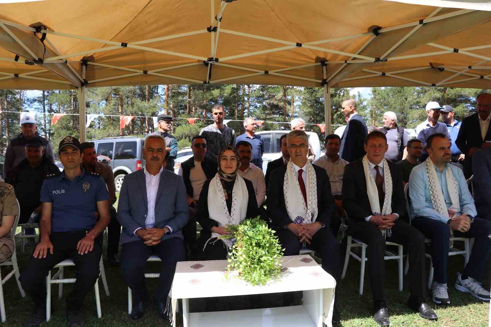 karnavas dut pekmezi festivalinde cocuklar parmakla pekmez yemek icin yaristi 2 7paaTU2y